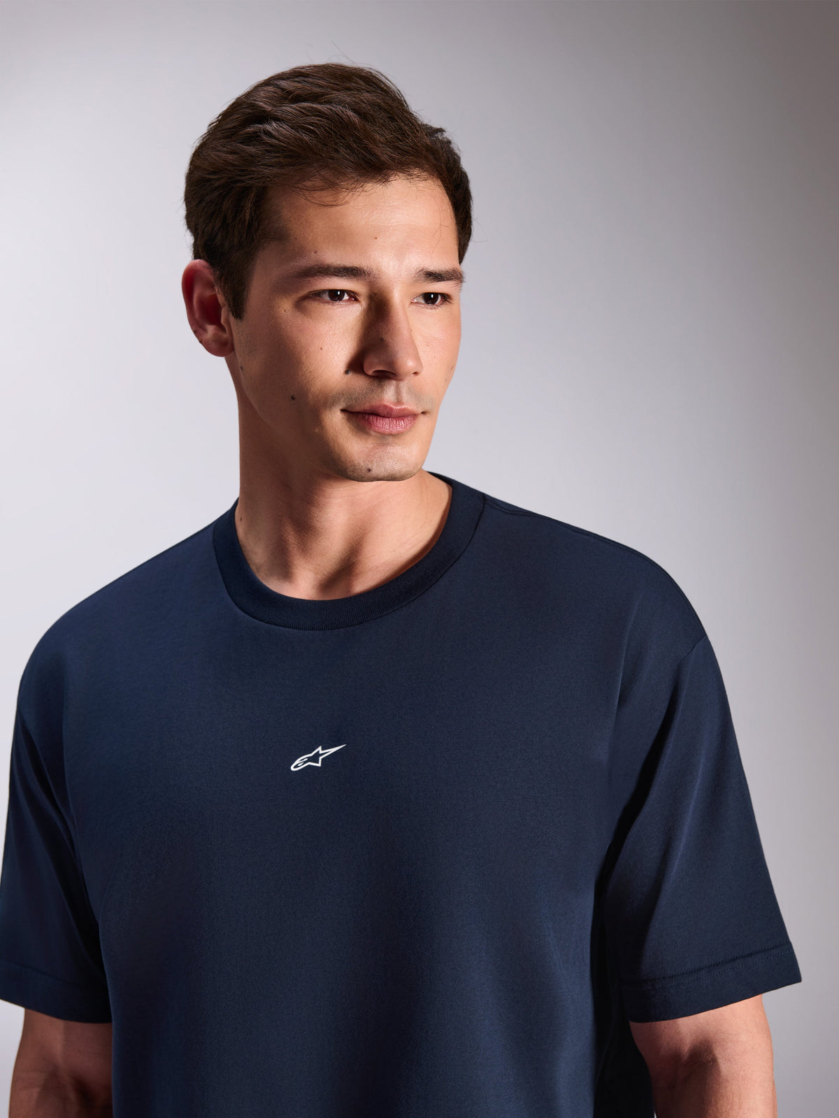 Alpinestars Focused Oversized CSF Tee, camiseta de manga corta, azul marino, con un pequeño logo blanco de Astars en el centro del pecho, ropa urbana casual inspirada en el motorsport