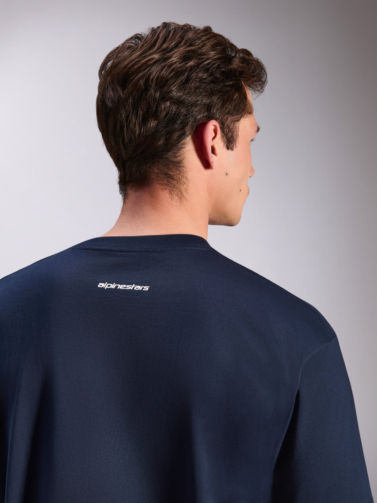 Camiseta Alpinestars Focused Oversized CSF, camiseta de manga corta, azul marino, con un pequeño logotipo de Alpinestars blanco en la parte superior de la espalda, ajuste oversized, estilo casual motorsport streetwear
