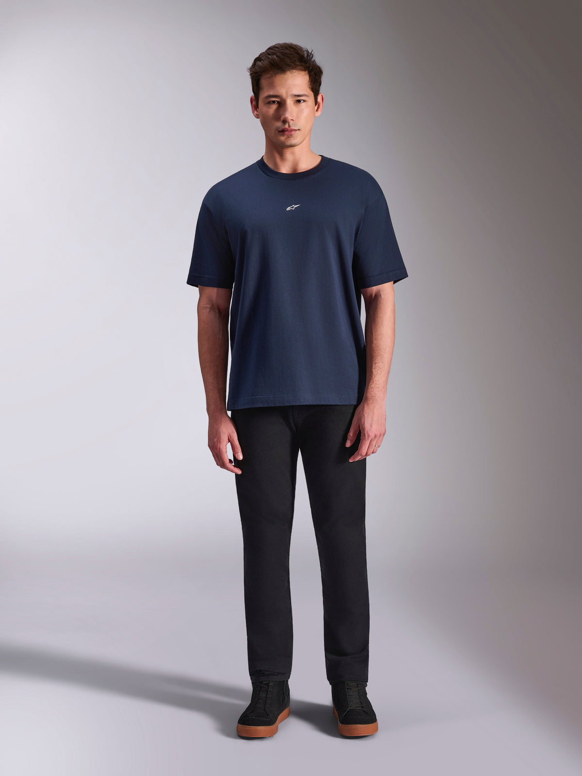 Camiseta Alpinestars Focused Oversized CSF, de manga corta, azul marino, pequeño logo blanco de Astars en el pecho, corte oversize, combinada con pantalones negros y zapatillas negras, ropa de calle casual de estilo motorsport
