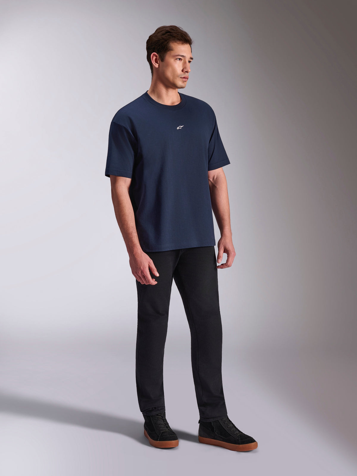 Alpinestars Focused Oversized CSF Tee, camiseta de manga corta, azul marino, pequeño logo Astars blanco en el pecho, silueta oversized, estilo streetwear casual combinada con pantalones negros y zapatillas