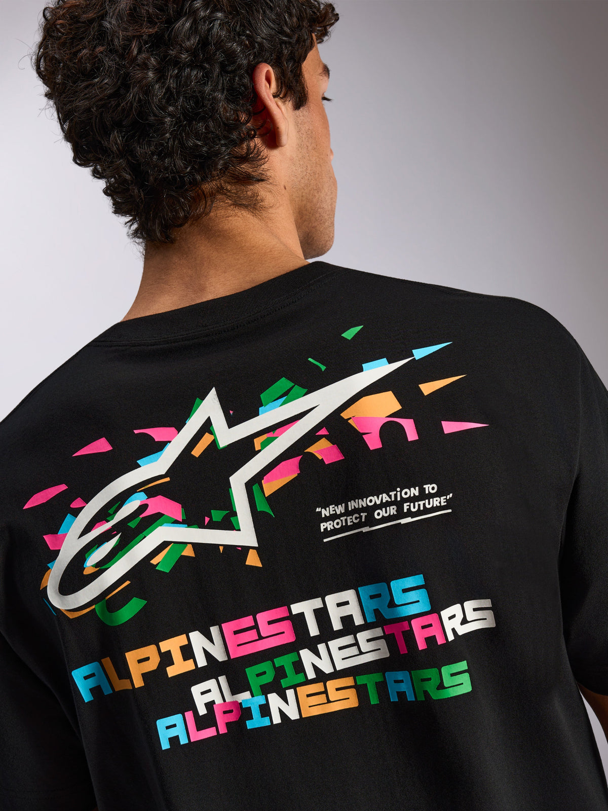 Alpinestars Wild Oversized CSF Tee, camiseta de manga corta negra, gran gráfico en la espalda con el logo Astars multicolor y tipografía vibrante, ropa deportiva casual