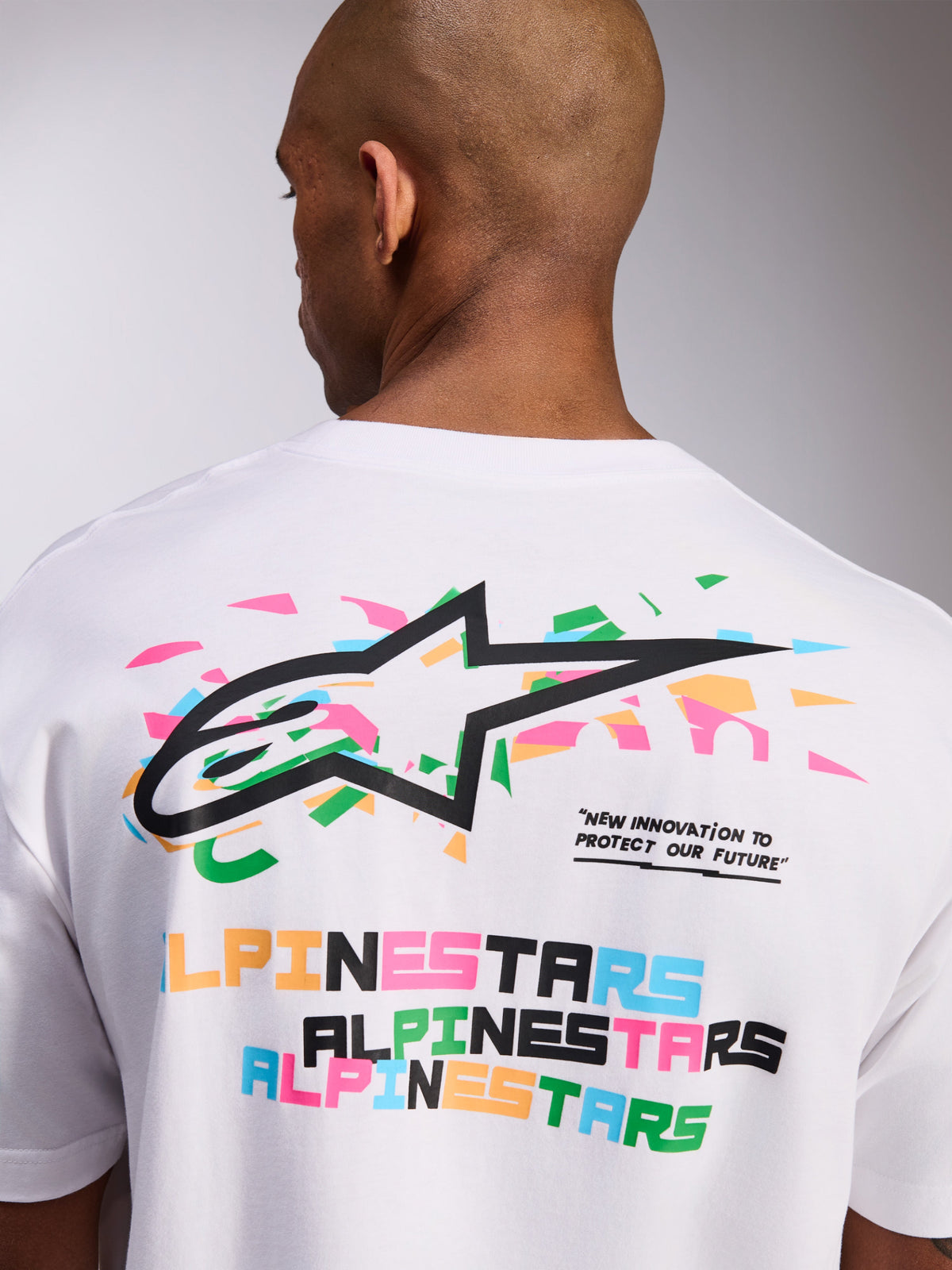 Camiseta Alpinestars Wild Oversized CSF, camiseta de manga corta blanca, gráfico en la espalda con vibrante logo Astars multicolor y texto de eslogan, ropa deportiva casual