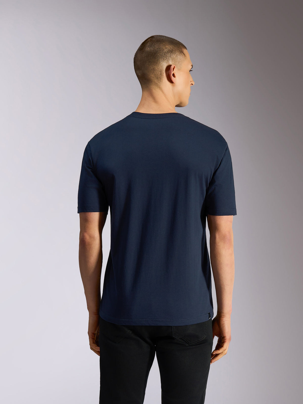 Alpinestars Noka CSF Tee, camiseta de manga corta, azul marino, vista posterior en modelo, estilo casual deportivo