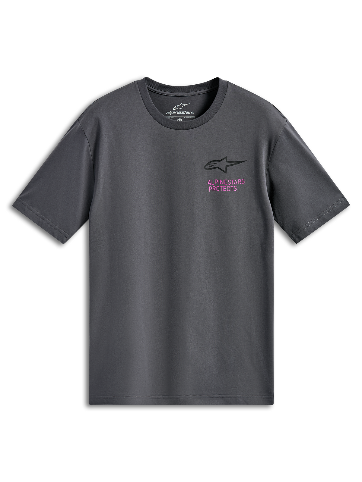 Alpinestars Pop Helmet CSF Tee, camiseta de manga corta, gris carbón, logo Astars negro con texto 'Alpinestars Protects' en rosa en el pecho, ropa urbana casual de automovilismo