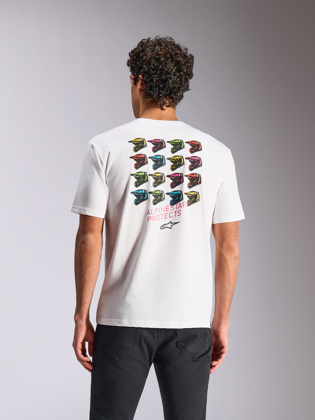 Camiseta Alpinestars Pop Helmet CSF, camiseta de manga corta, blanca, con gráfico colorido de cuadrícula de cascos M10 en la espalda y el texto Alpinestars Protects, ropa deportiva casual