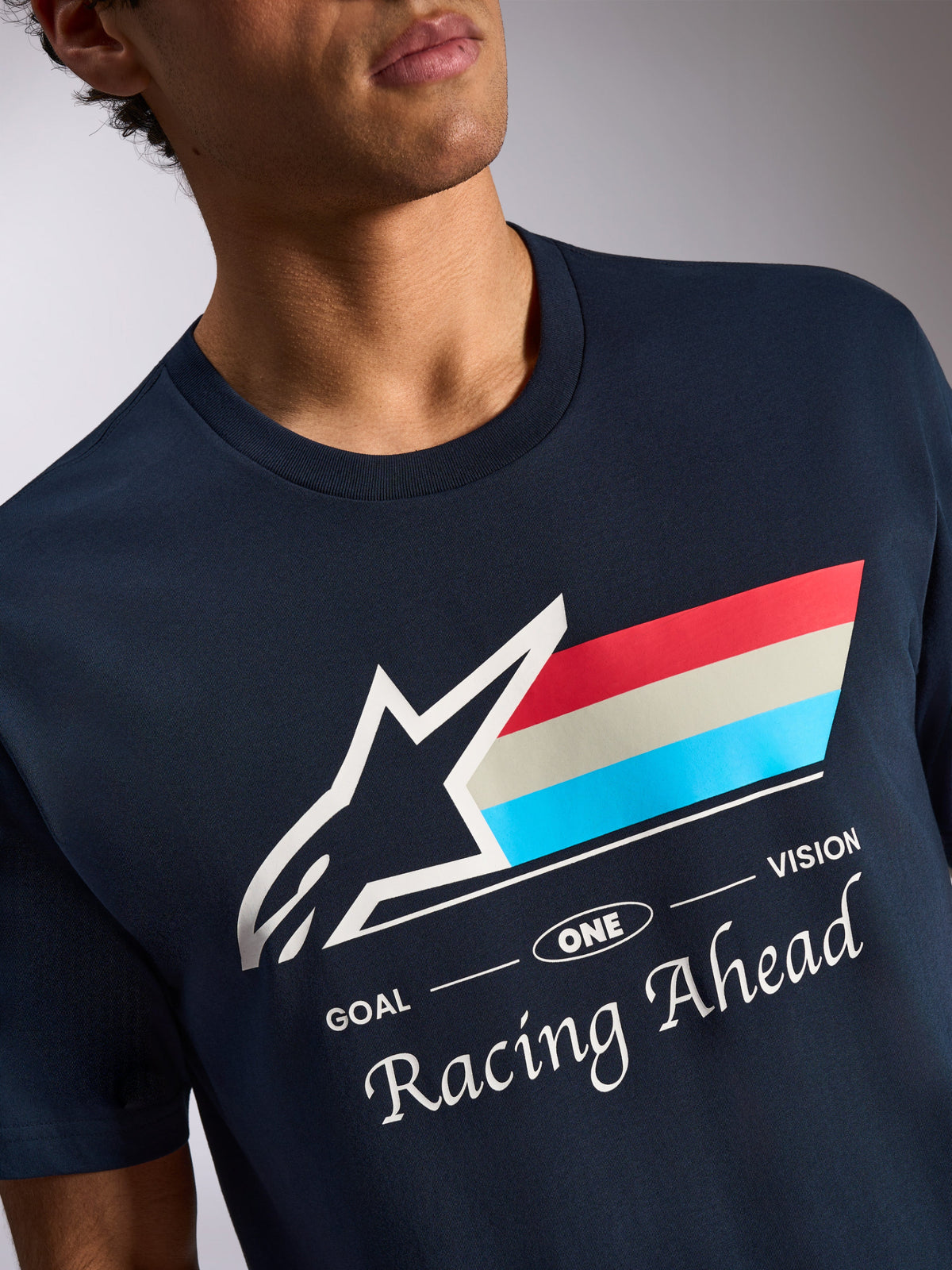 Camiseta Alpinestars Trifecta CSF, camiseta de manga corta, azul marino, logo de Astars blanco con rayas tricolores y el texto Racing Ahead, ropa deportiva casual de motorsport