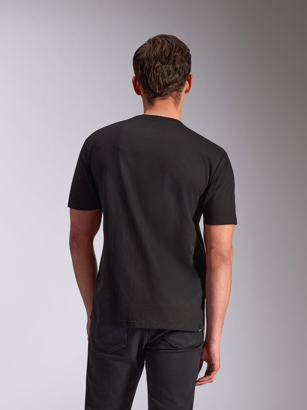 Alpinestars Trifecta CSF Tee, camiseta de manga corta, negra, vista trasera en modelo, ropa urbana casual inspirada en el automovilismo