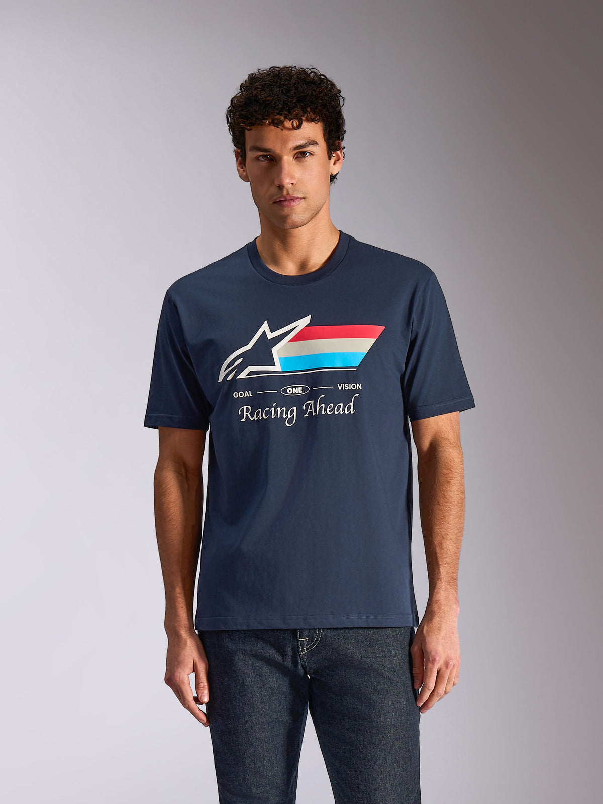 Camiseta Alpinestars Trifecta CSF de manga corta, color azul marino, con logo blanco de Astars y franjas tricolores en rojo, blanco y azul, diseño gráfico 'Racing Ahead', estilo casual de motorsport