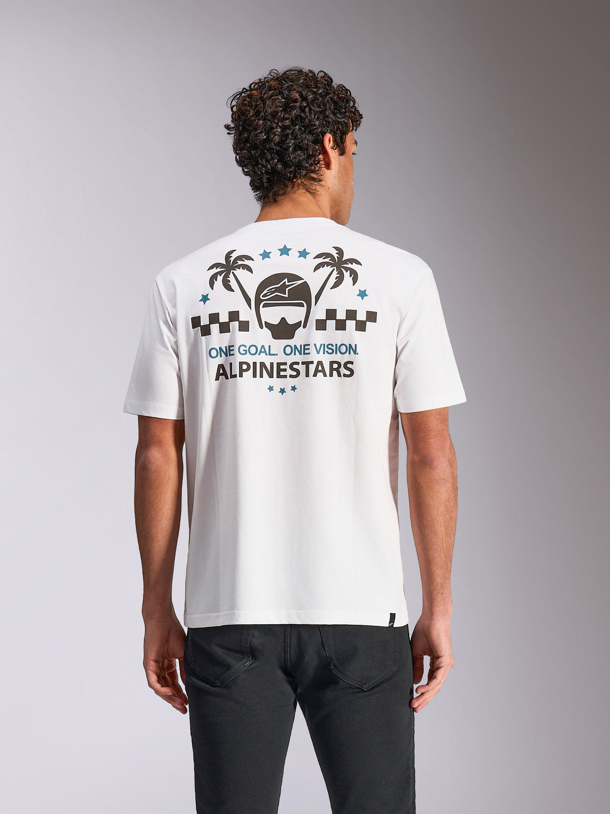 Camiseta Alpinestars Order CSF, camiseta de manga corta, blanca, vista posterior con gráfico de casco y palmeras y el texto 'ONE GOAL. ONE VISION.', ropa casual de estilo motorsport streetwear