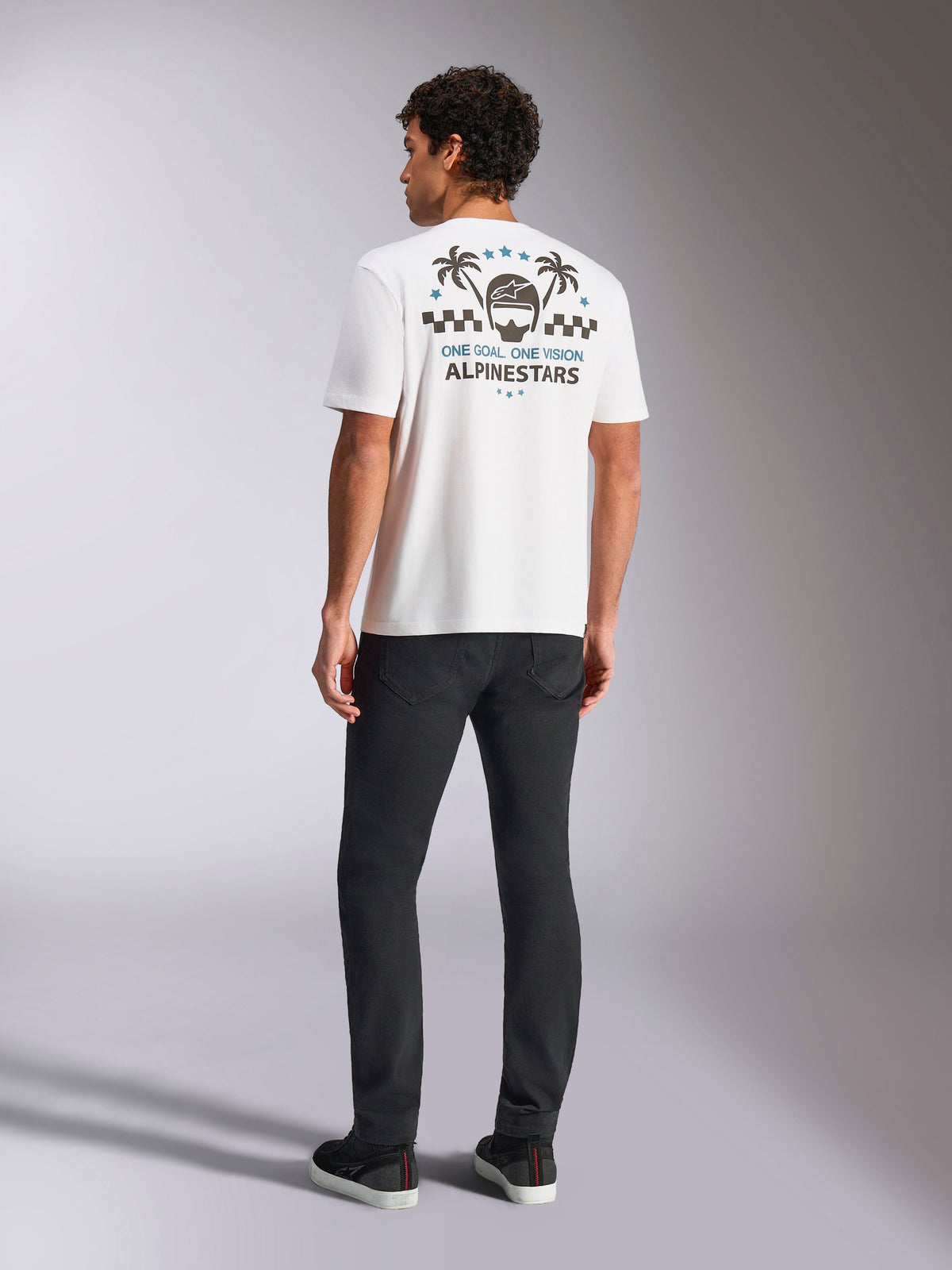 Alpinestars Order CSF Tee, camiseta de manga corta, blanca, vista trasera con gráfico de palmeras y casco, eslogan 'One Goal One Vision', ropa urbana casual de motorsport