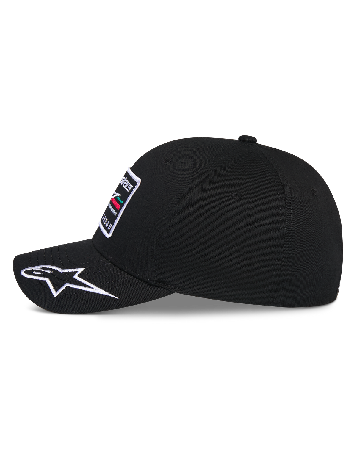 Gorra Alpinestars Surpass, gorra de béisbol, negra, vista de perfil lateral que muestra la visera curva con el logotipo Astars bordado en blanco, corona estructurada con parche bordado frontal, accesorio casual inspirado en el automovilismo