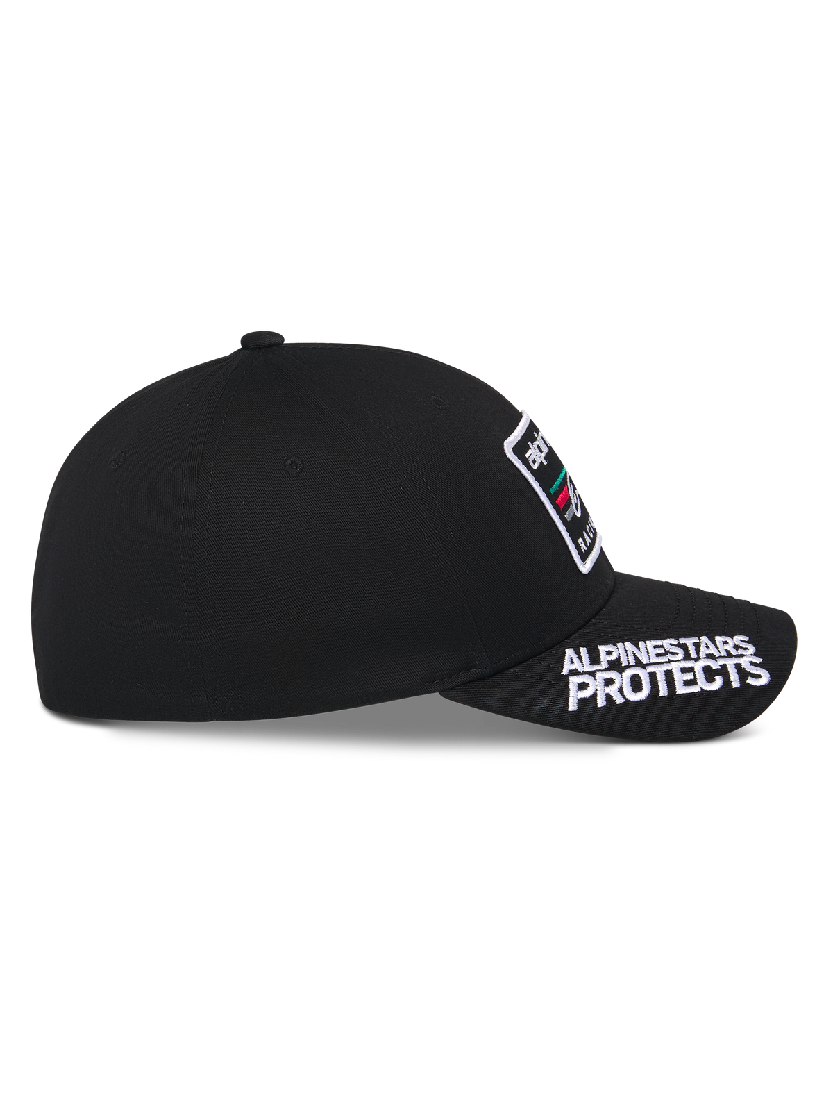 Gorra Alpinestars Surpass, negra, vista de perfil lateral, visera curva con bordado blanco 'ALPINESTARS PROTECTS', corona estructurada con parche de logotipo frontal, gorra casual inspirada en el automovilismo