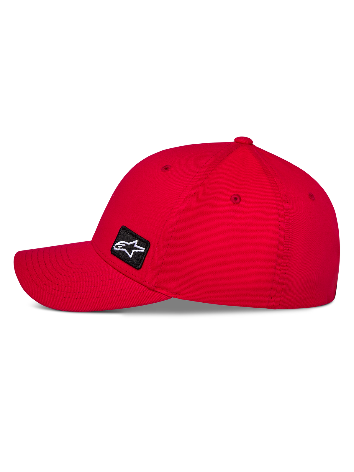 Gorra Alpinestars Pivot, gorra deportiva roja, perfil lateral con visera curva y corona estructurada, pequeño parche bordado con el logo de Astars en negro, tejido de sarga resistente, diseño casual de automovilismo
