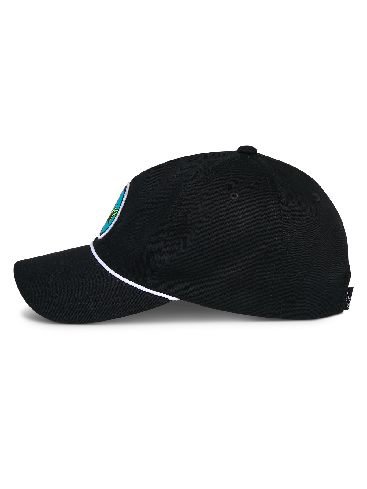Gorra Alpinestars Calipalm Strapback, negra, vista de perfil lateral, visera curva con detalle de cordón blanco, tejido de sarga de algodón negro, parche con logo frontal colorido, gorra casual inspirada en el automovilismo