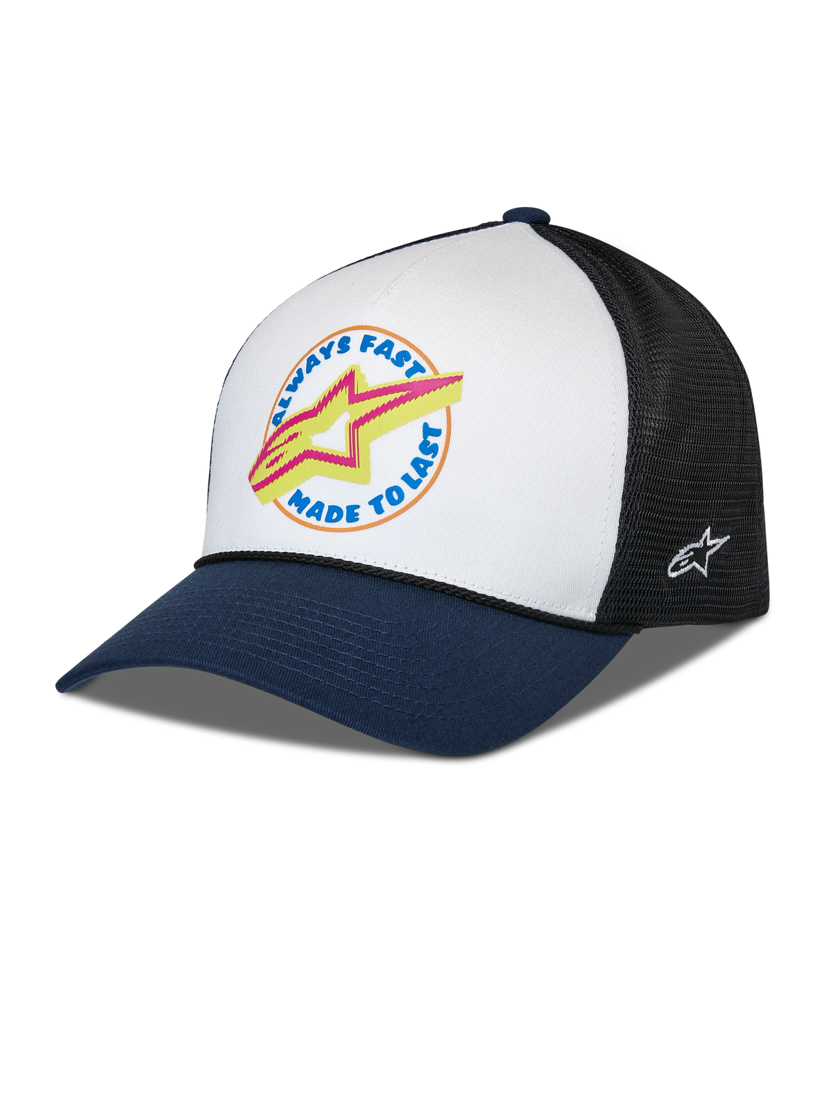 Gorra Alpinestars Aorbit Trucker, blanco, azul marino y negro, visera curva azul marino con panel frontal blanco y parte trasera de malla negra, gráfico frontal con el texto Always Fast Made to Last y logotipo Astars amarillo, logotipo bordado lateral, gorra casual inspirada en el automovilismo