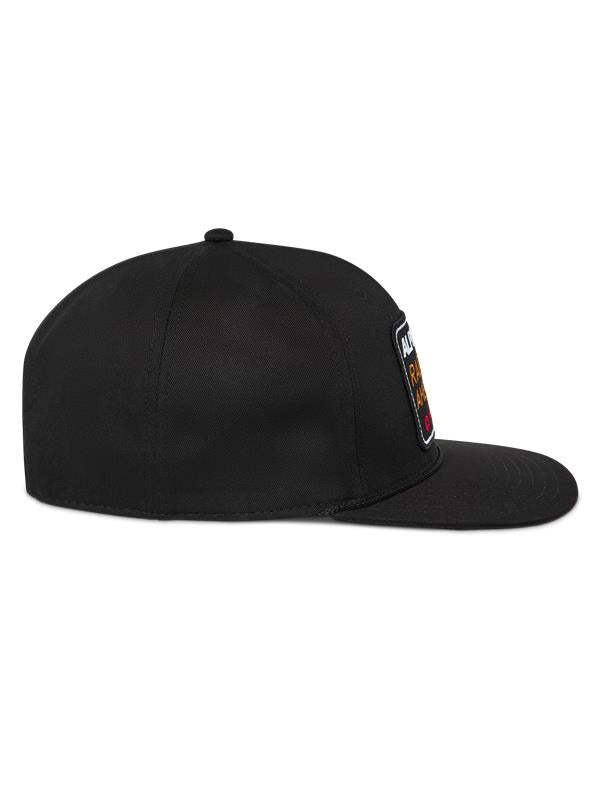 Gorra Snapback Alpinestars Intuitive, negro, vista de perfil lateral, con visera plana y corona estructurada, parche con logotipo bordado en la parte frontal, gorra casual inspirada en el automovilismo
