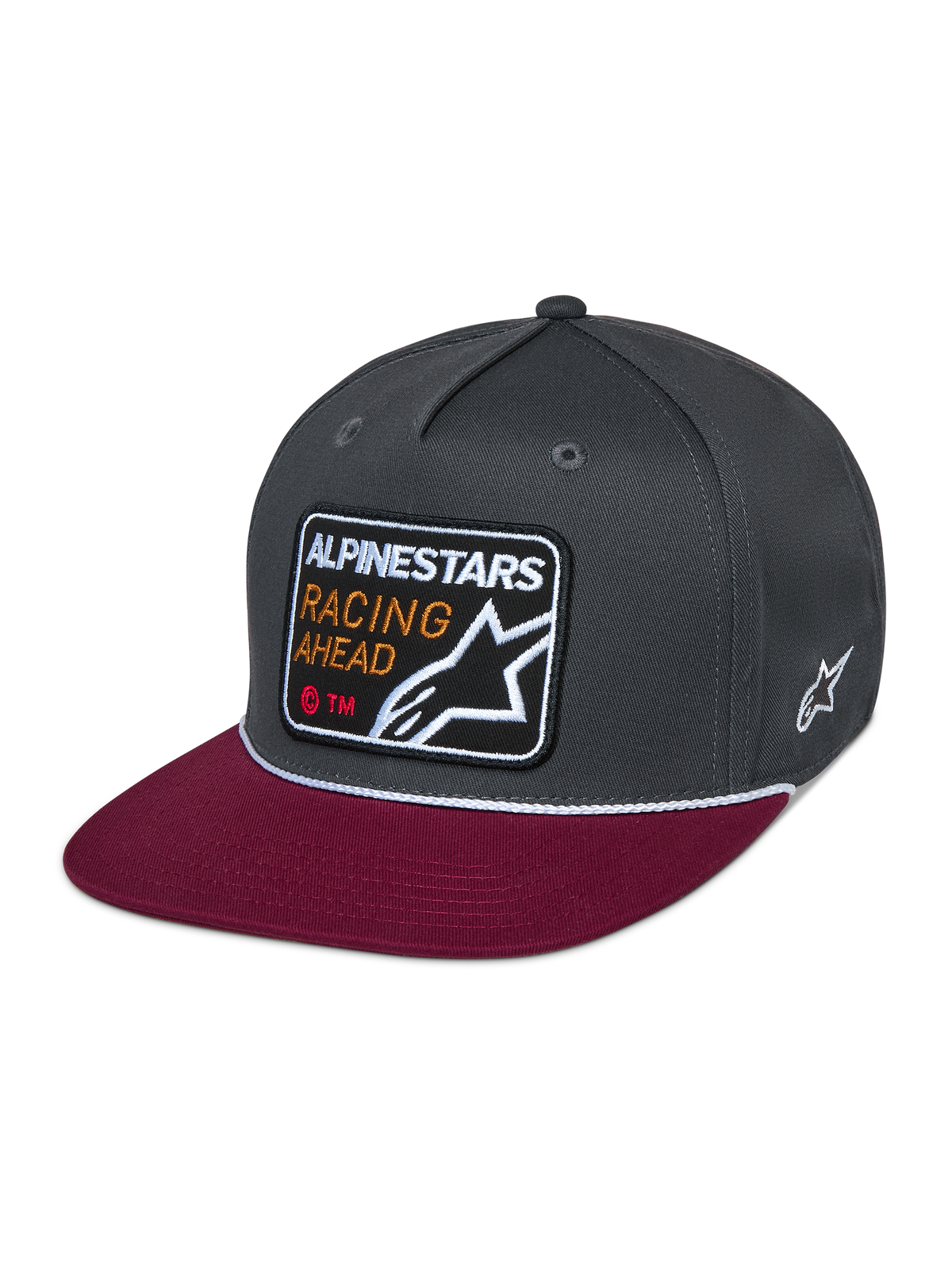 Gorra Snapback Intuitive de Alpinestars, accesorio casual de motorsport, corona estructurada en gris oscuro con visera plana roja, detalle de cordón blanco, parche bordado frontal con 'ALPINESTARS RACING AHEAD' y logotipo de estrella, bordado lateral de estrella en blanco