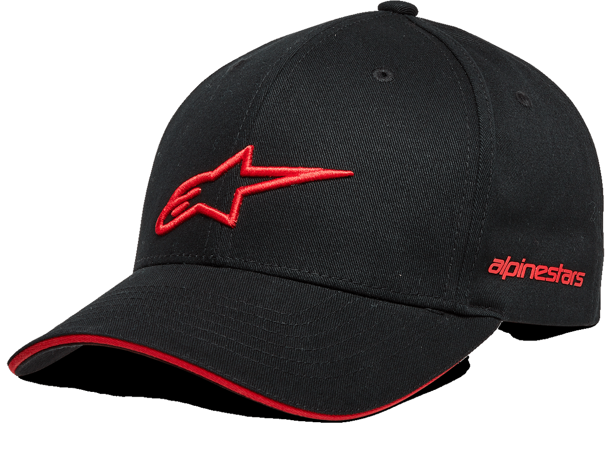 Gorra Alpinestars Rostrum, gorra de béisbol negra con logotipo de estrella en 3D rojo, visera curva con detalle de borde rojo, marca Alpinestars bordada en el lateral, accesorio casual de estilo motorsport