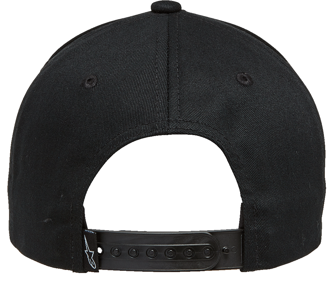 Gorra Alpinestars Rostrum, vista trasera, negro, cierre ajustable tipo snapback con pequeño logotipo de estrella blanco, tejido de sarga de inspiración motorsport
