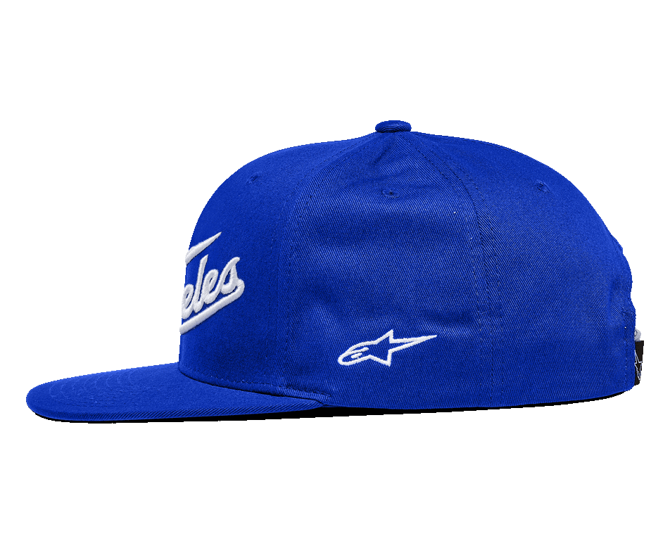 Gorra Los Angeles de Alpinestars, gorra snapback de visera plana, azul con bordado blanco, vista lateral con corona estructurada, letras bordadas en 3D en la parte delantera y pequeño logotipo Ageless en el lateral