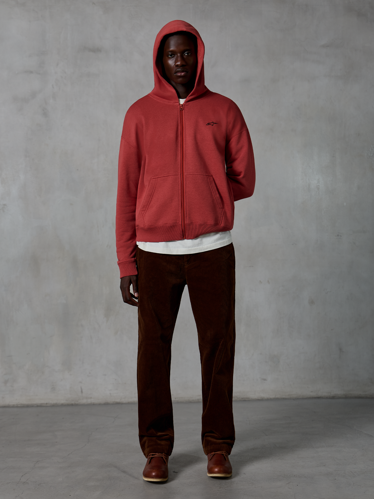 Sudadera con capucha y cremallera Alpinestars Essentials Ageless, ropa deportiva informal, rojo ladrillo, cremallera completa con capucha con cordón, logotipo pequeño en el pecho, ajuste relajado con lavado a la piedra