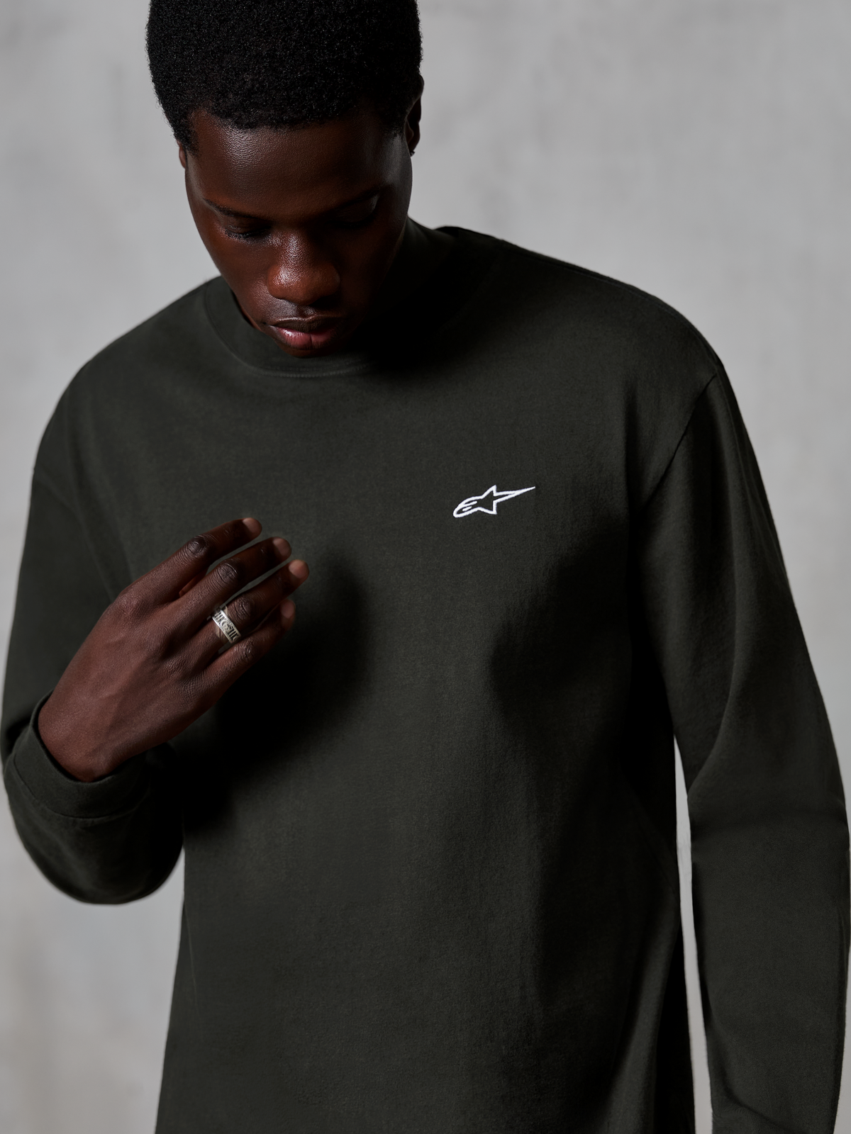 Alpinestars Essentials Ageless LS Tee, camiseta de manga larga, negro Off Black, pequeño logotipo blanco de Alpinestars en el pecho, ajuste relajado, punto de algodón orgánico premium con acabado de lavado a la piedra, ropa casual de estilo de vida