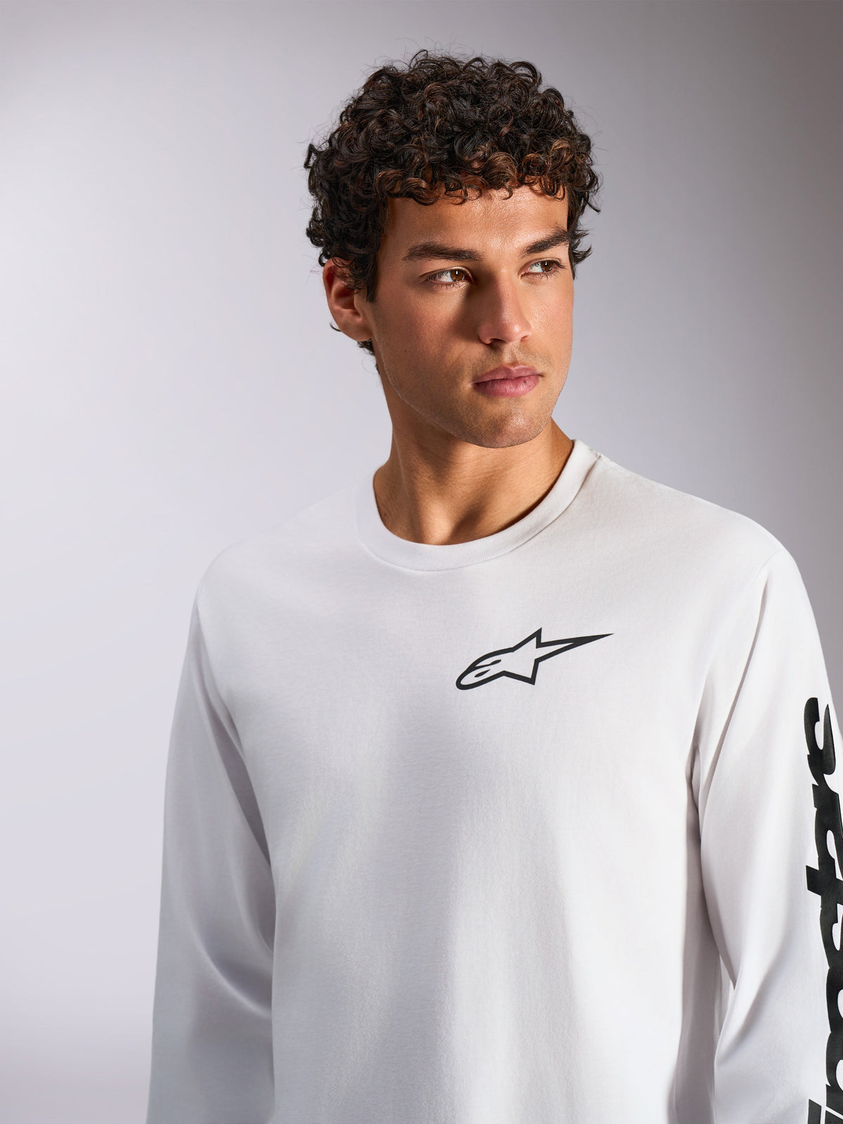 Alpinestars Trackside CSF Tee, camiseta de manga larga blanca con logotipos en negro, incluye el logo Astar en el pecho y texto en la manga, estilo urbano casual inspirado en el motorsport