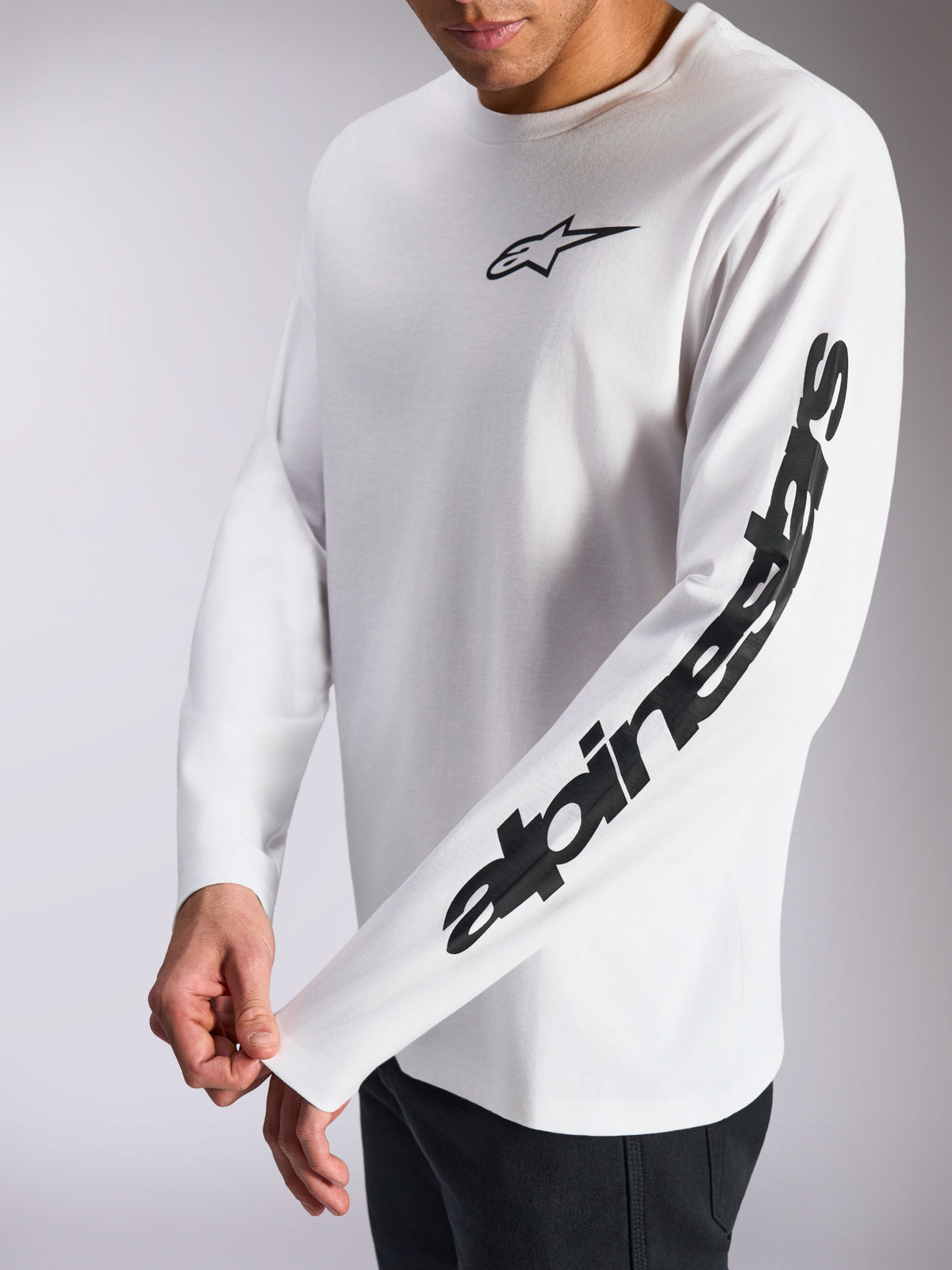 Alpinestars Trackside CSF Tee, camiseta de manga larga, blanco y negro, pequeño logo de estrella negro en el pecho y marca denominativa llamativa en la manga, ropa urbana casual inspirada en el motorsport