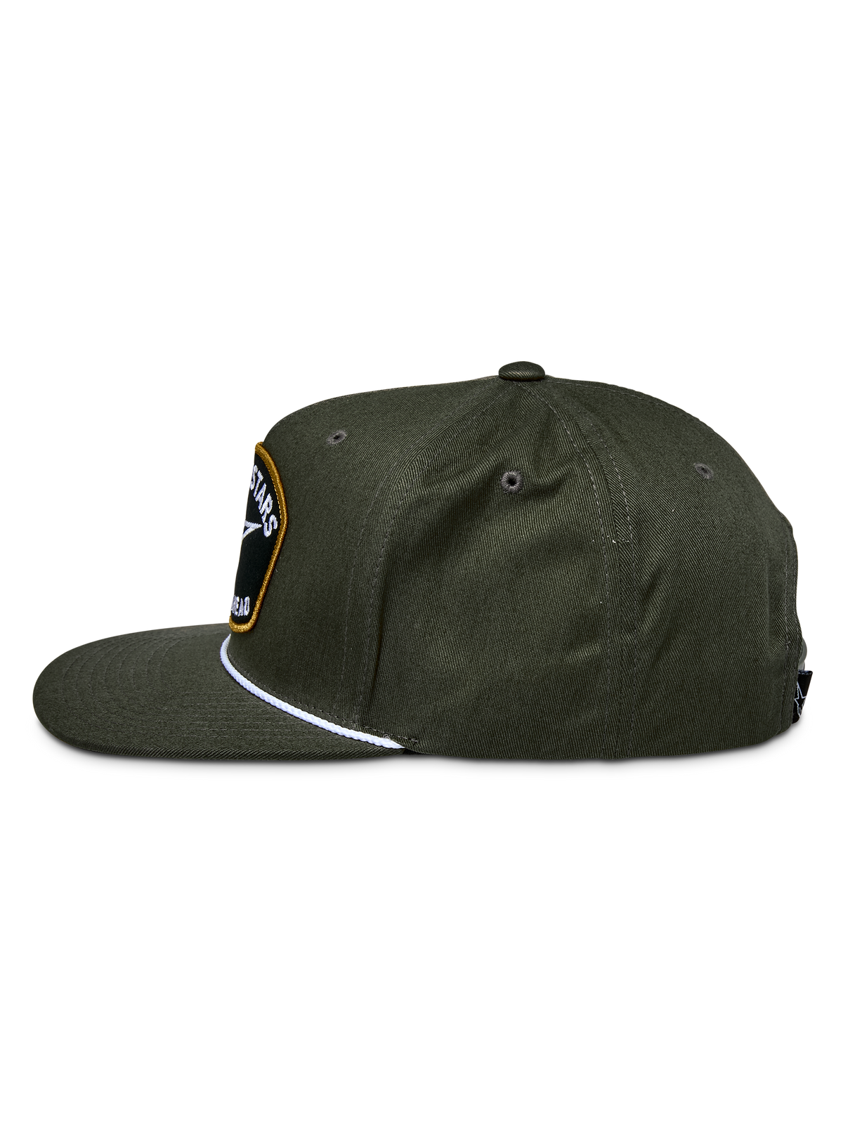 Gorra Snapback Promptus de Alpinestars, verde militar, vista lateral que muestra la corona estructurada y la visera plana, con un detalle de cuerda trenzada blanca y un parche con el logotipo bordado en la parte frontal, accesorio casual de sarga de algodón