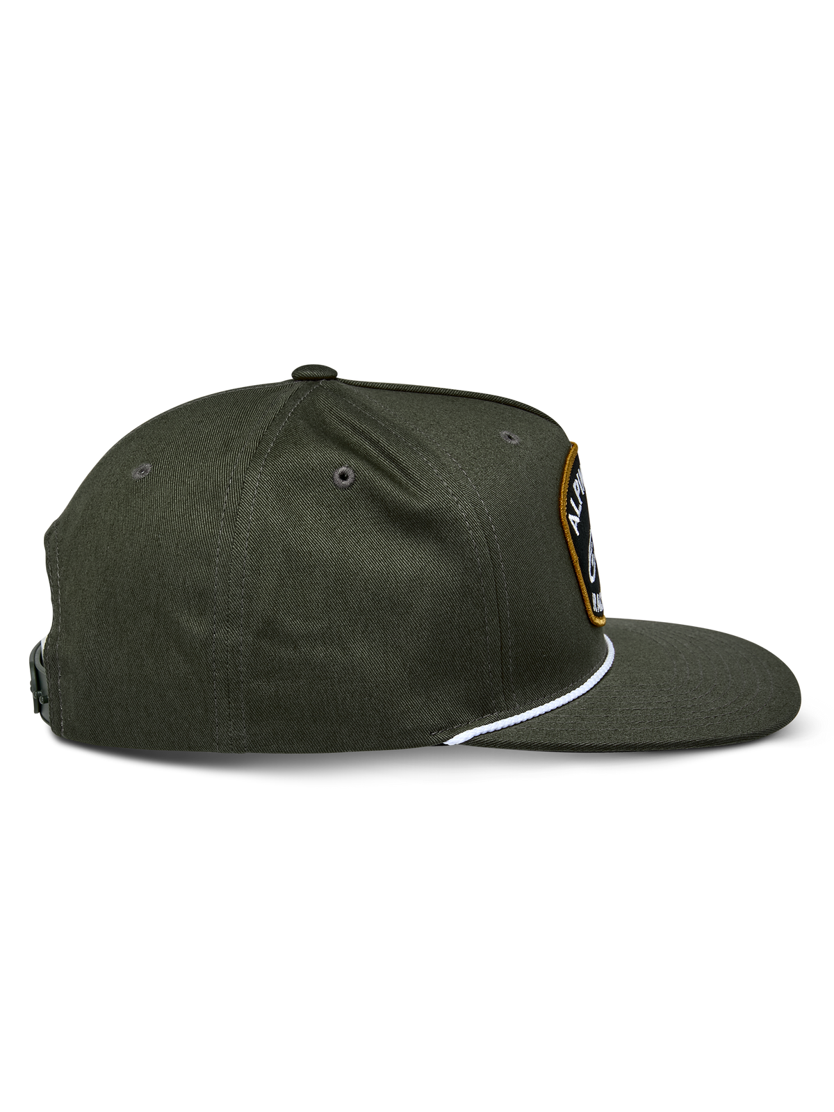 Gorra Snapback Promptus de Alpinestars, verde militar, vista de perfil lateral que muestra la visera plana y la corona estructurada, detalle de cuerda trenzada blanca en la base de la corona, tejido de sarga de algodón duradero, diseño de ropa deportiva casual