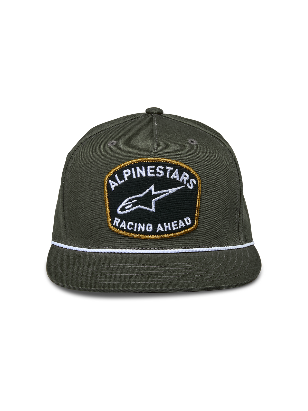 Gorra Snapback Promptus de Alpinestars, verde militar, corona estructurada con visera plana, gran parche frontal con bordado blanco 'Alpinestars Racing Ahead' y borde dorado, detalle de cuerda trenzada blanca, accesorio casual de motorsport