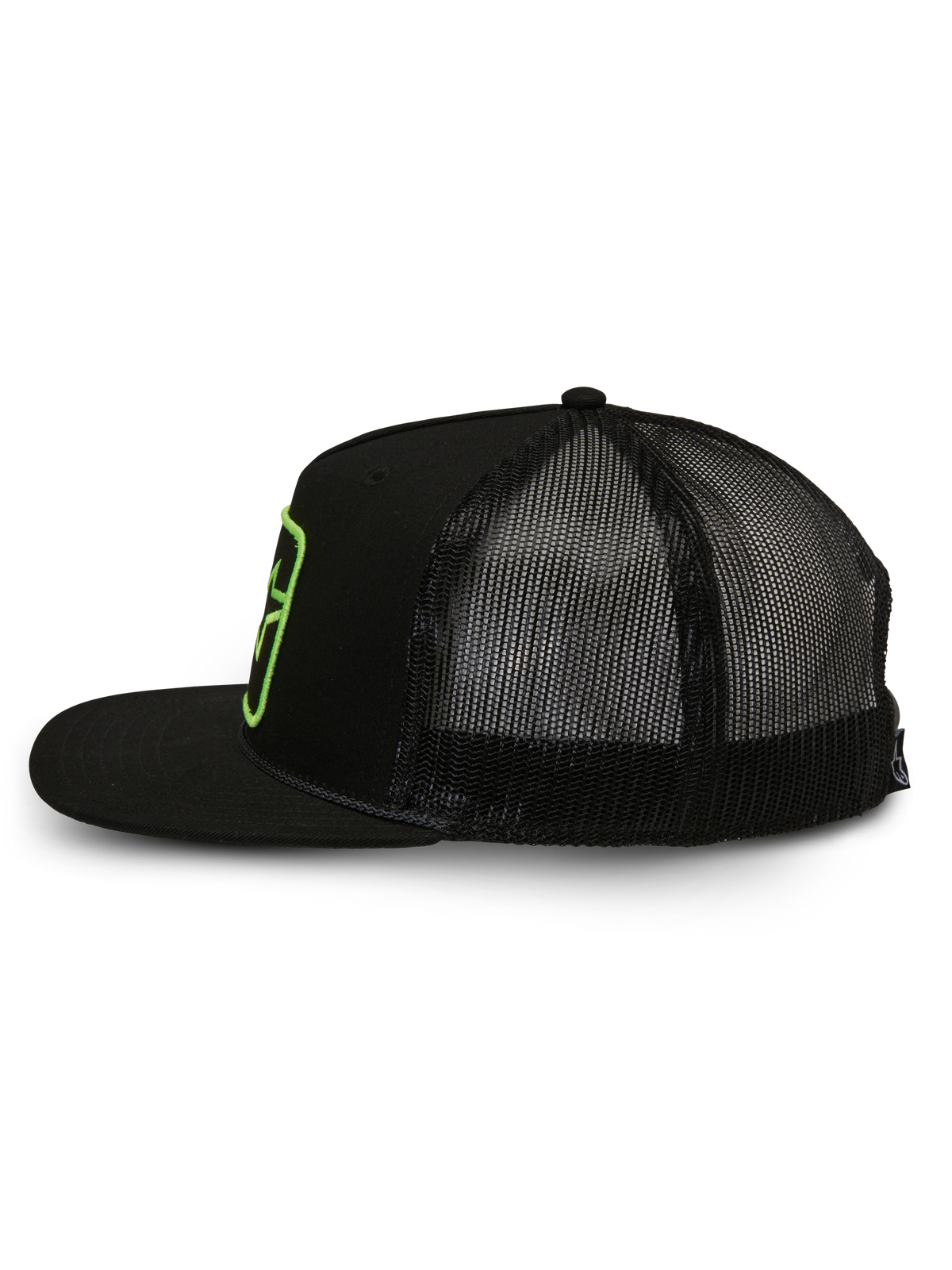 Gorra Trucker Control de Alpinestars, gorra tipo trucker, negra, vista de perfil lateral que muestra la parte trasera de malla de poliéster y el frente de sarga, visera plana con detalle de cuerda trenzada, parche con logotipo bordado en verde, ropa urbana casual inspirada en el motociclismo