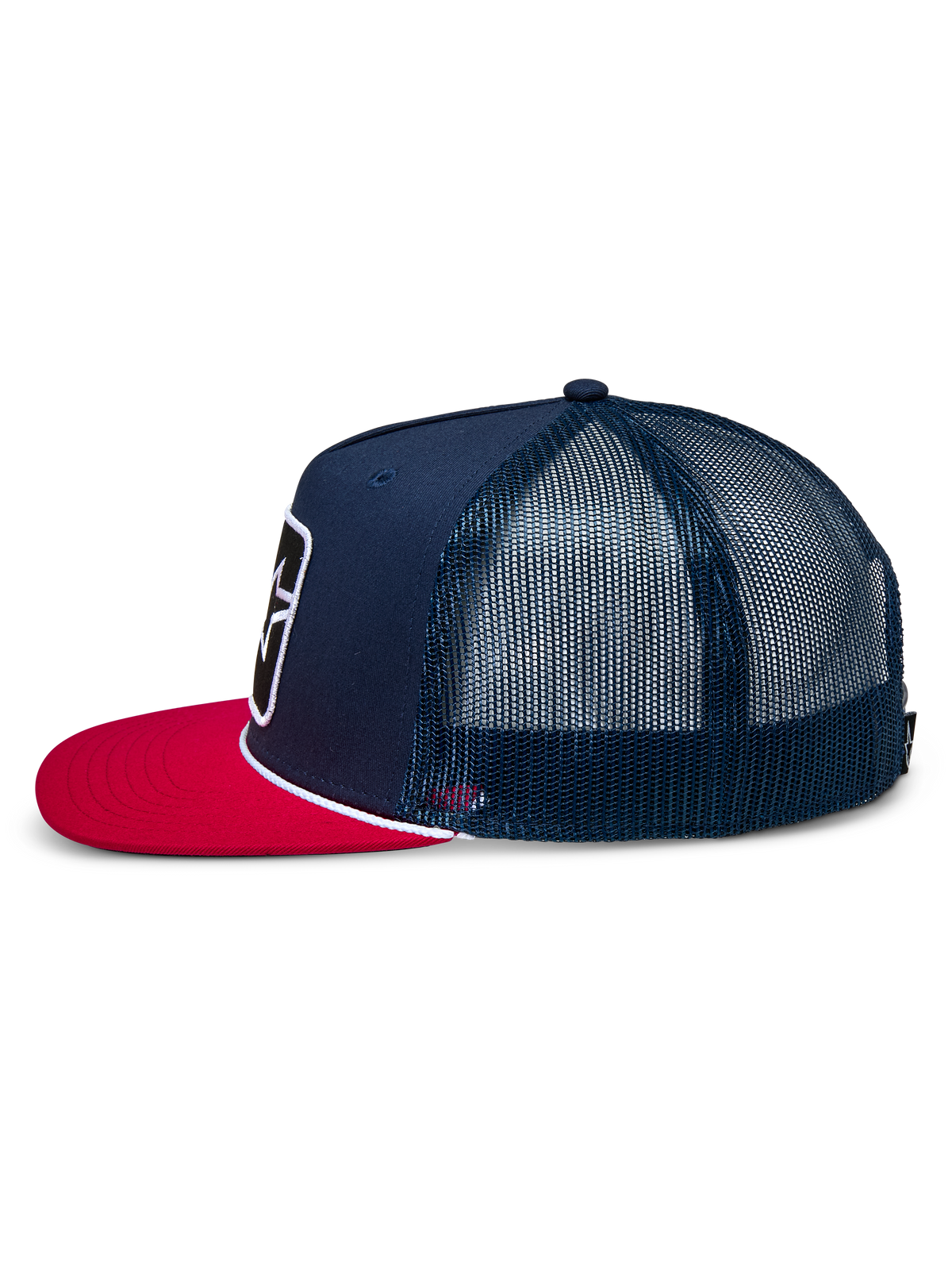 Gorra Trucker Alpinestars Control, vista lateral, azul marino con visera plana roja, detalle de cuerda trenzada blanca, paneles de malla traseros, accesorio casual inspirado en el automovilismo