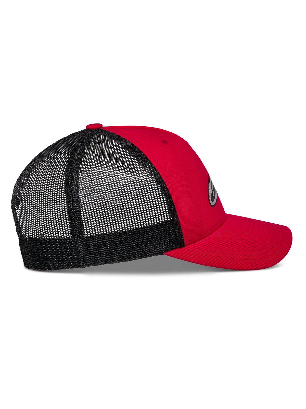Gorra Trucker Alpinestars Reflect Ageless, roja y negra, vista de perfil lateral, parte frontal de sarga roja y visera curva, parte posterior de malla de poliéster negra, corona estructurada, accesorio casual inspirado en el automovilismo