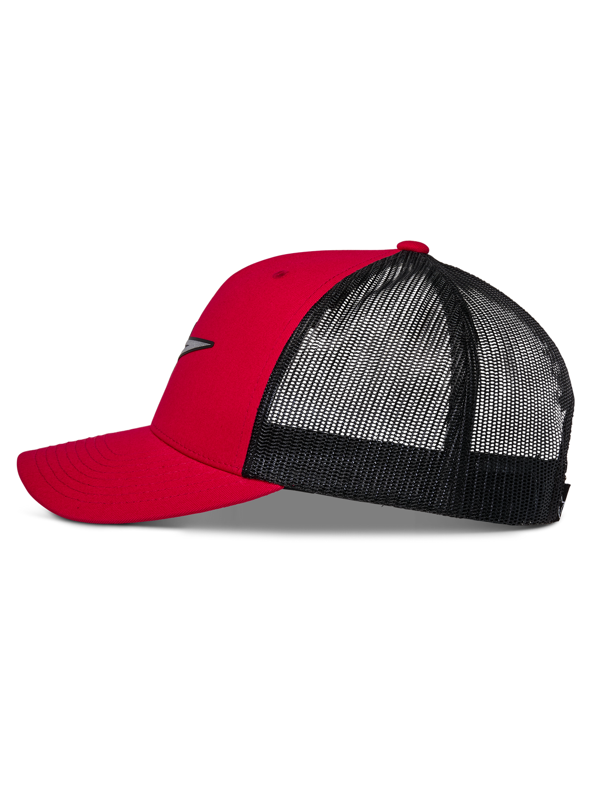 Gorra Trucker Alpinestars Reflect Ageless, roja y negra, perfil lateral que muestra la visera curva, corona roja estructurada y parte trasera de malla negra, accesorio casual inspirado en el automovilismo