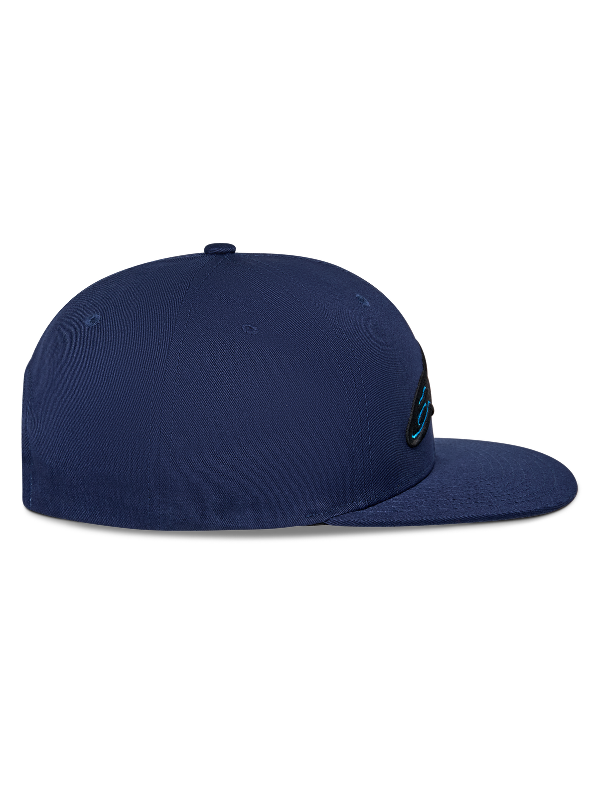 Gorra Alpinestars Thickness Snapback, gorra azul marino, vista de perfil lateral, corona estructurada con visera plana, tejido de sarga de algodón, detalle del logotipo bordado en la parte delantera, gorra casual de estilo motorsport