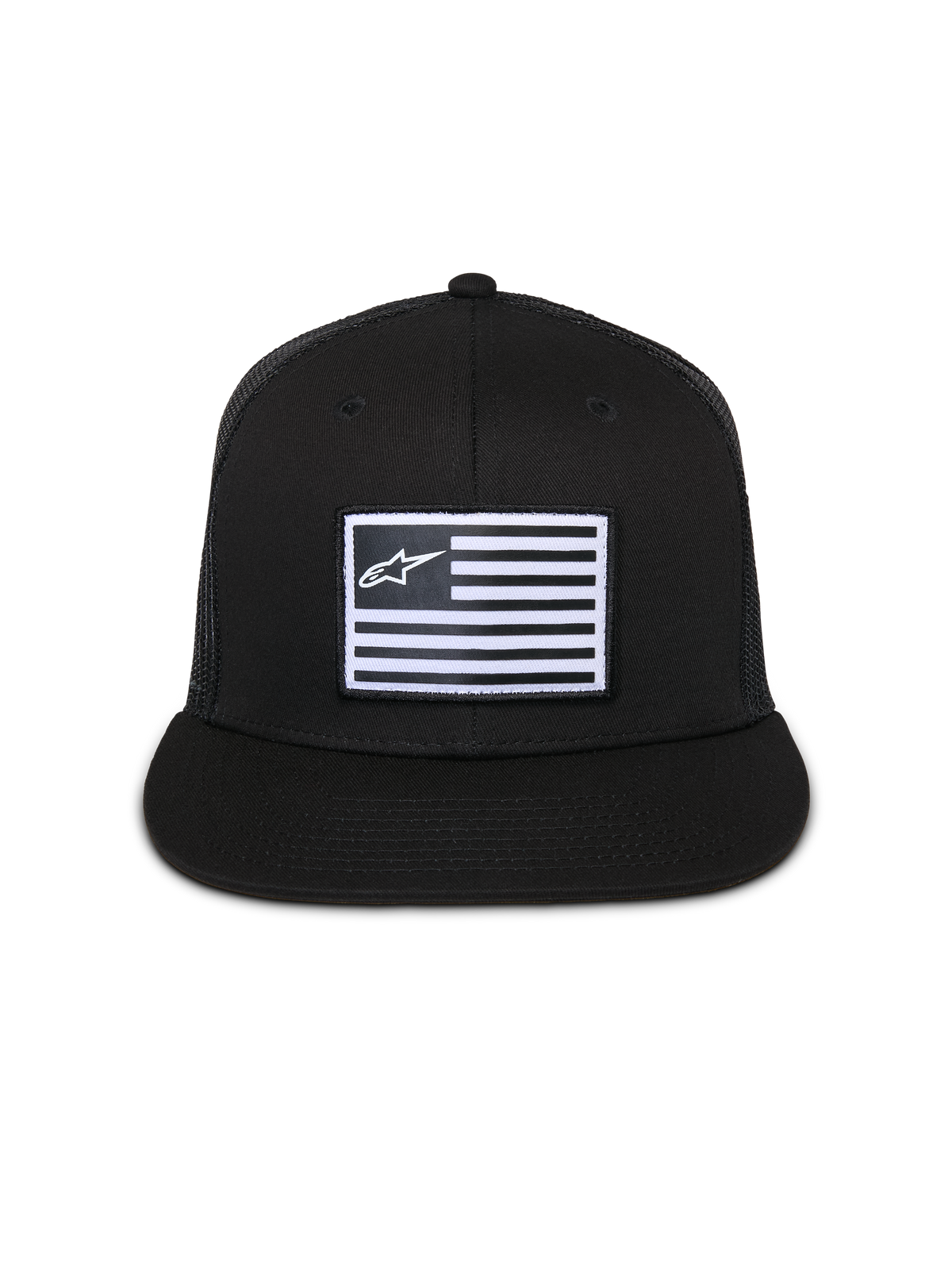 Gorra Trucker Alpinestars Flag Flat, negra, gorra de visera plana con corona estructurada, parche rectangular central con bandera blanca y logo Alpinestars, parte trasera de malla, estilo streetwear casual inspirado en el automovilismo