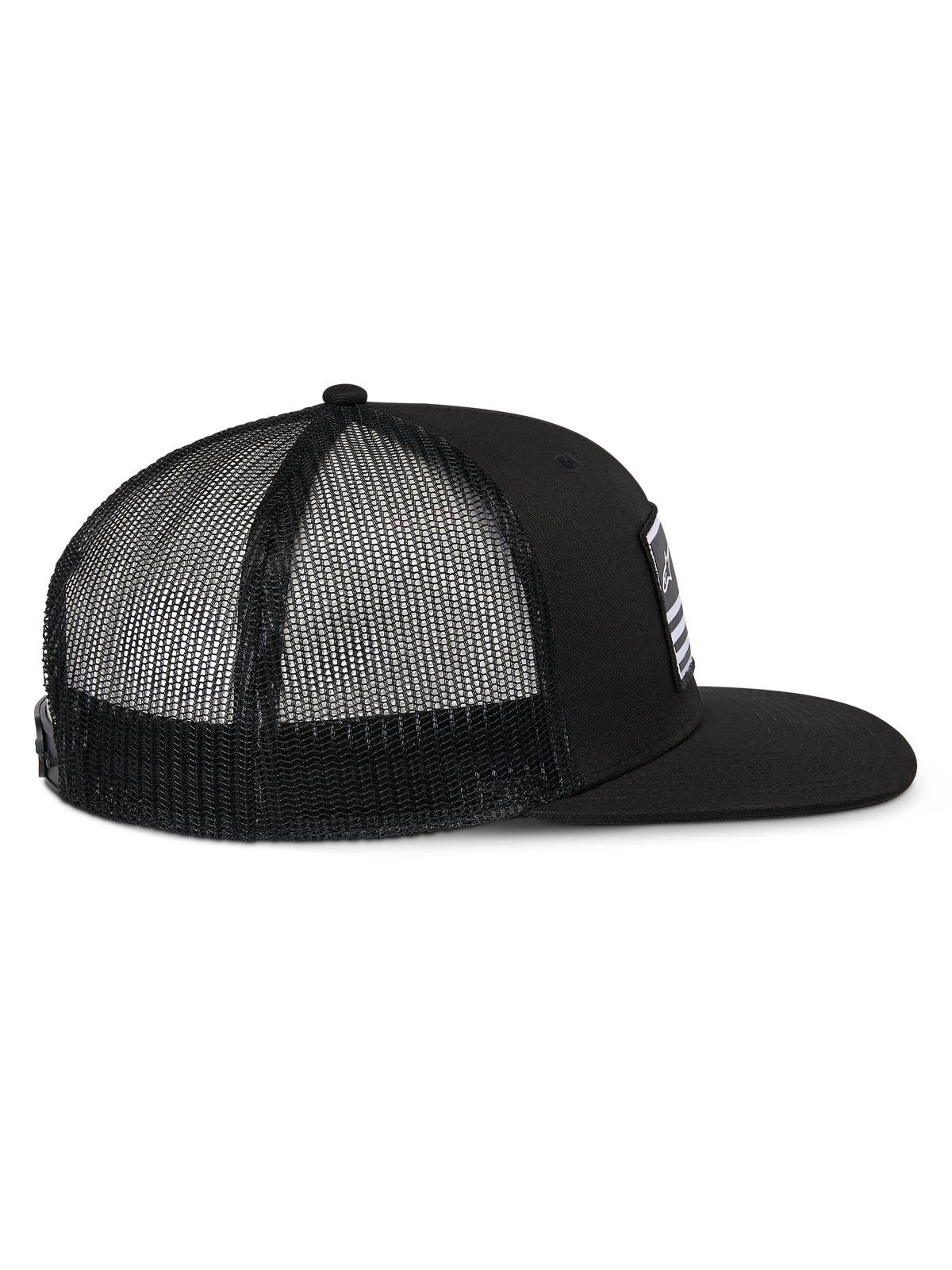 Gorra Trucker Plana Flag de Alpinestars, negra, vista lateral con visera plana, corona estructurada y parte trasera de malla de poliéster negra, accesorio casual inspirado en el automovilismo
