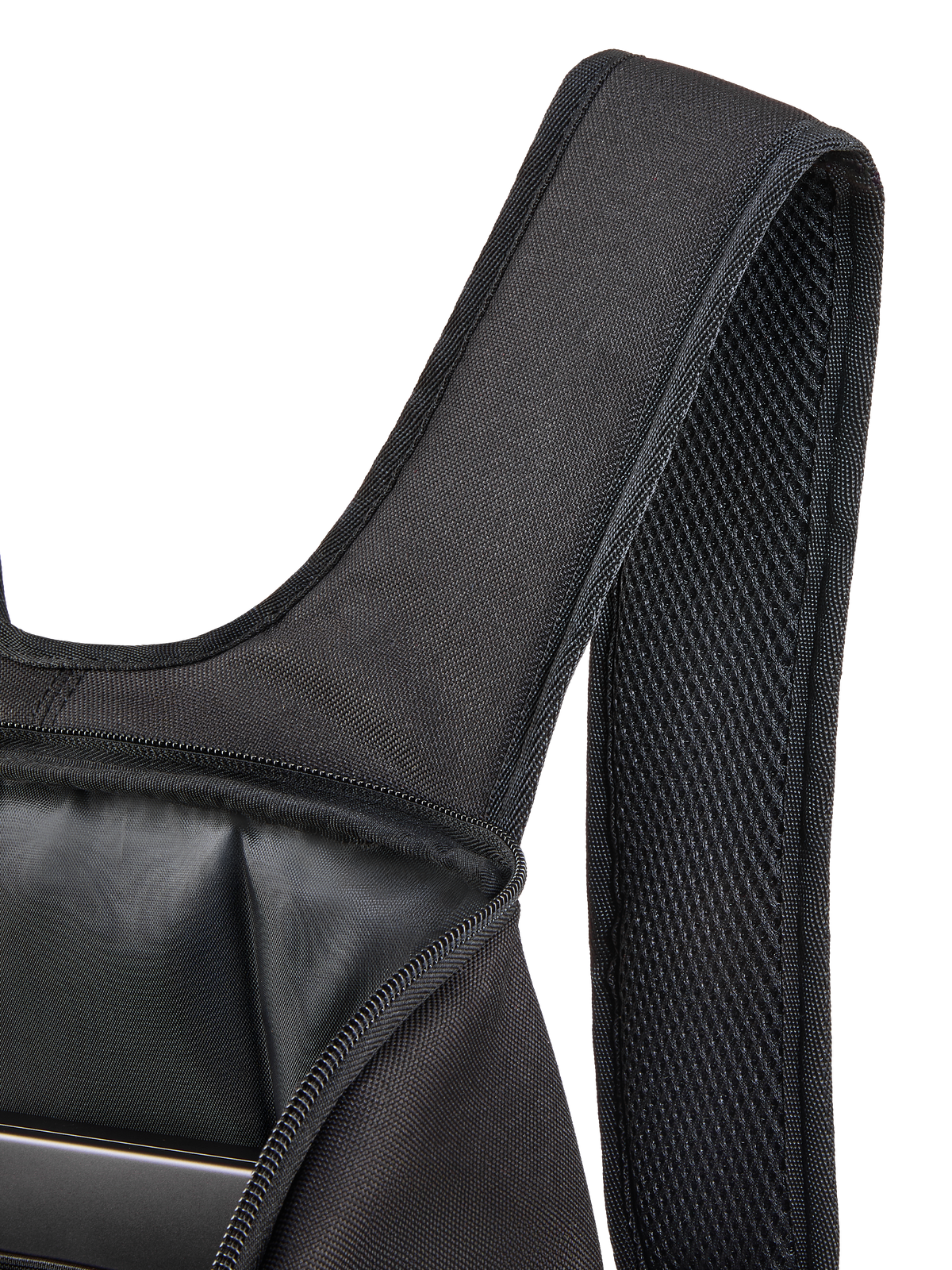 Mochila Alpinestars Defcon V3, primer plano de la correa acolchada para el hombro con malla de aire y el compartimento principal abierto, poliéster 600D negro, mostrando la funda interna para laptop y construcción textil duradera