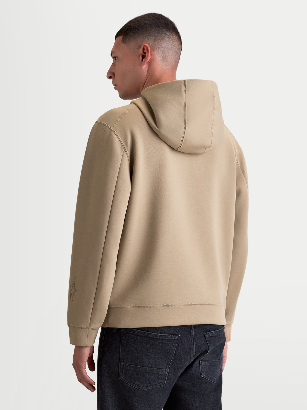 Alpinestars sudadera con capucha Datrix, pulóver de estilo motorsport para hombre, marrón, forro polar de doble cara con capucha forrada de malla y marca tonal, vista trasera en modelo.