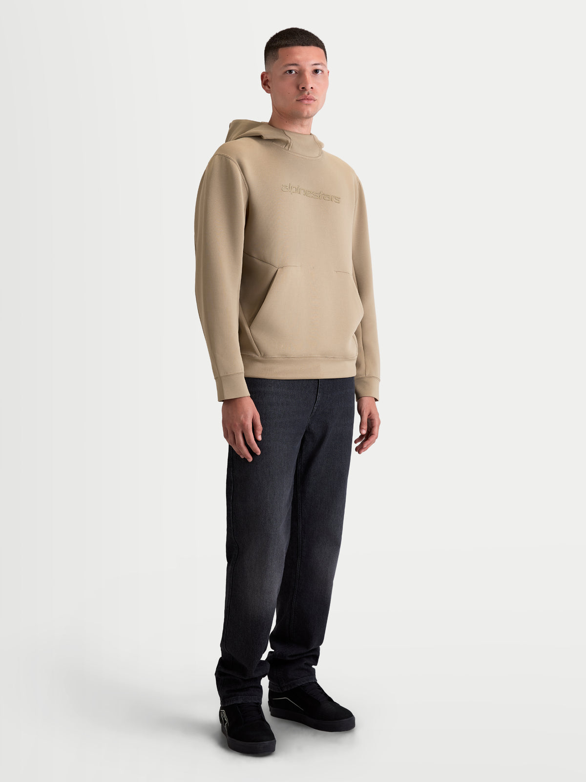Alpinestars sudadera con capucha Datrix, ropa deportiva para hombre, color marrón, con logotipo tonal en el pecho, capucha forrada de malla y bolsillo frontal con pliegue, estilo casual inspirado en el motorsport, mostrada en modelo.