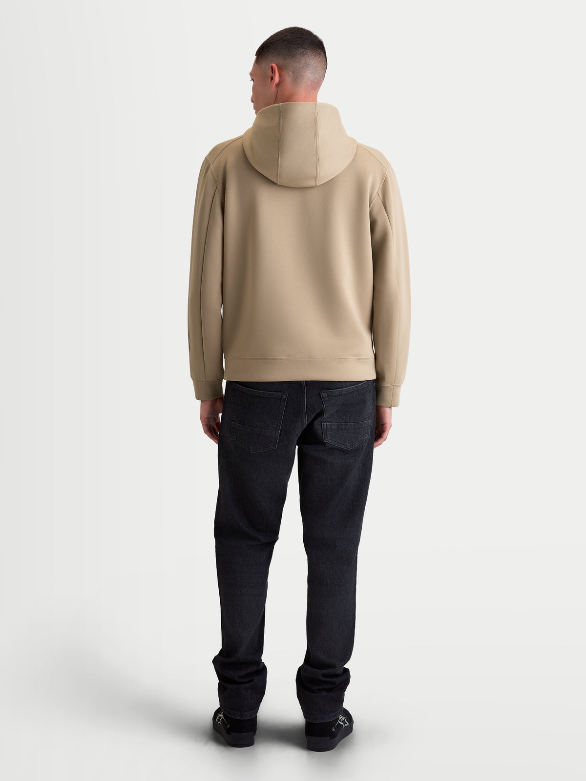 Alpinestars Sudadera con capucha Datrix, sudadera de ropa deportiva para hombre, vista trasera, color marrón, confeccionada con forro polar de doble cara y capucha forrada de malla, estilo casual inspirado en el motorsport.