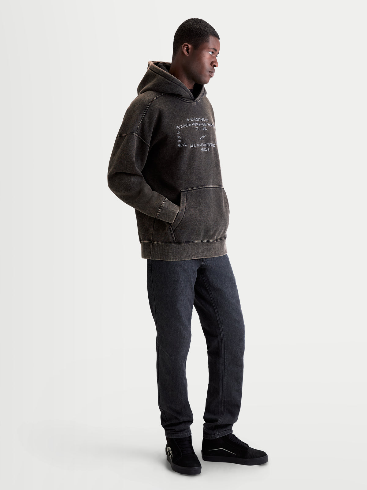 Alpinestars Sudadera con capucha Infinite Washed Oversize, ropa deportiva para hombre, negra lavada con acabado efecto nieve, logotipos bordados en blanco en el pecho y bolsillo canguro