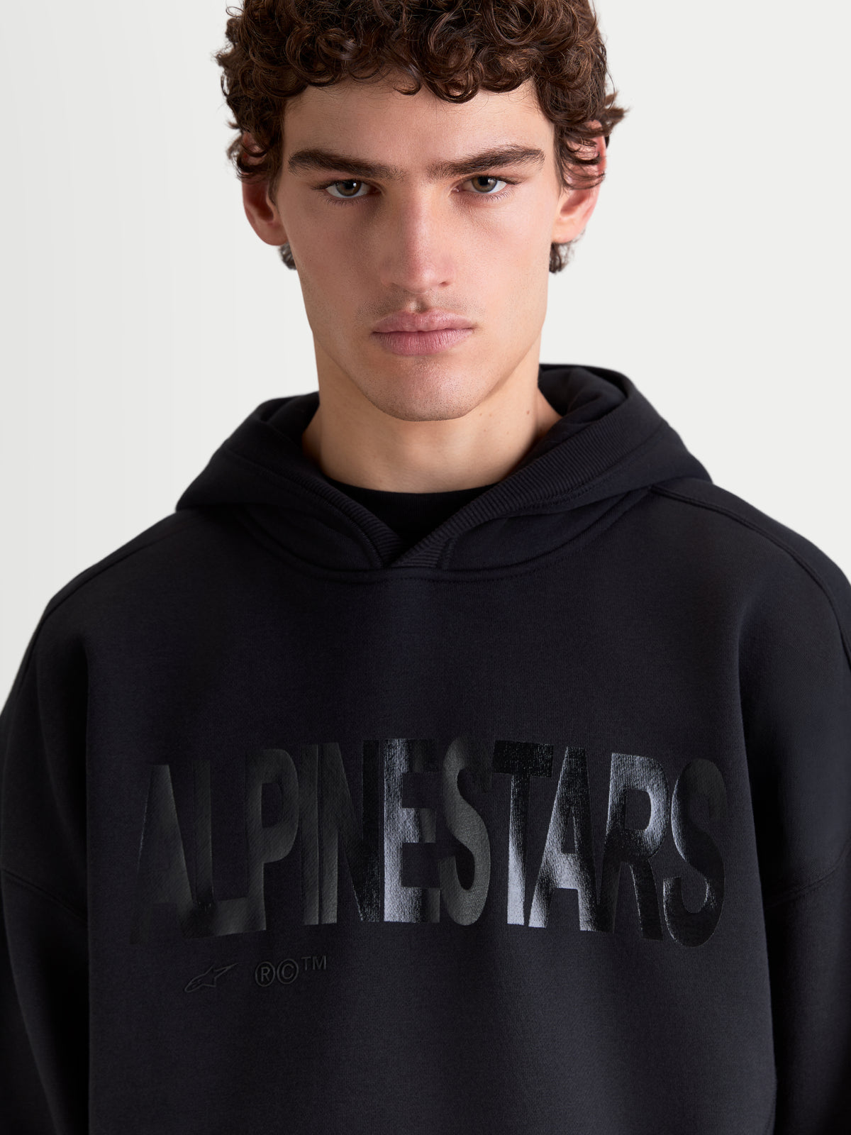 Alpinestars Sudadera Con Capucha Shaw Oversized, sudadera de deporte para hombre, negra, con logotipo frontal texturizado en el pecho, ajuste relajado oversized, confeccionada en forro polar de mezcla de algodón suave, ropa deportiva casual