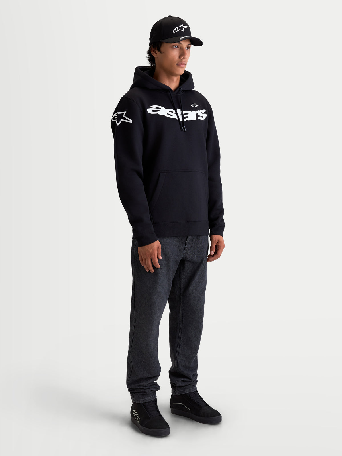 Alpinestars sudadera con capucha Velocifier, sudadera de forro polar para hombre, negra y blanca, con marca Astars curvada en el pecho y logotipos en los hombros, construcción de mezcla de algodón premium para un estilo casual de motorsport fuera de la moto