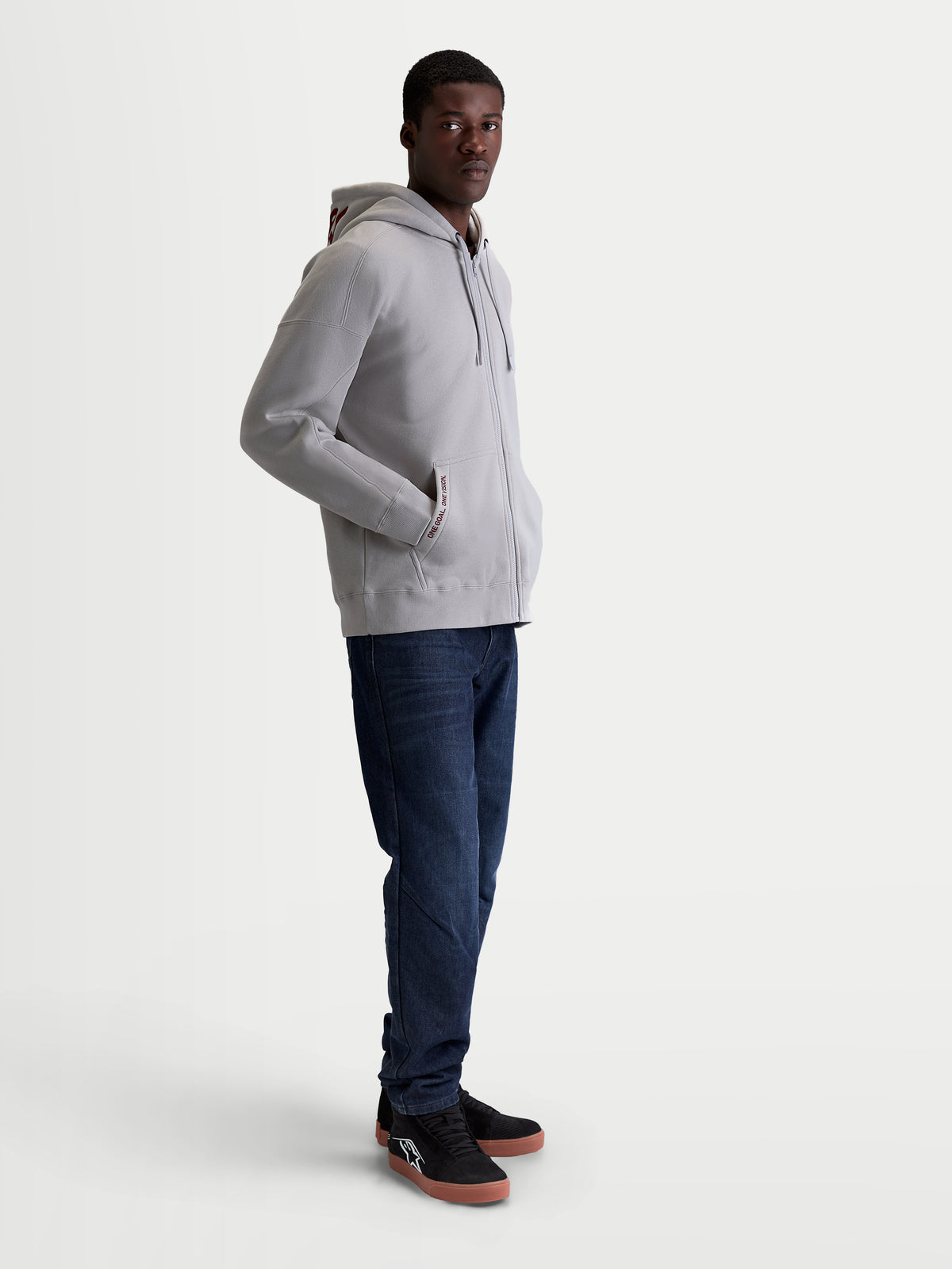 Alpinestars Sudadera con capucha Pioneer Oversized, sudadera de forro polar con cremallera para hombre, color gris cemento, ajuste oversized, cremallera Vislon, bolsillo canguro y capucha forrada, ropa deportiva casual, confeccionada en mezcla de algodón y poliéster reciclado.