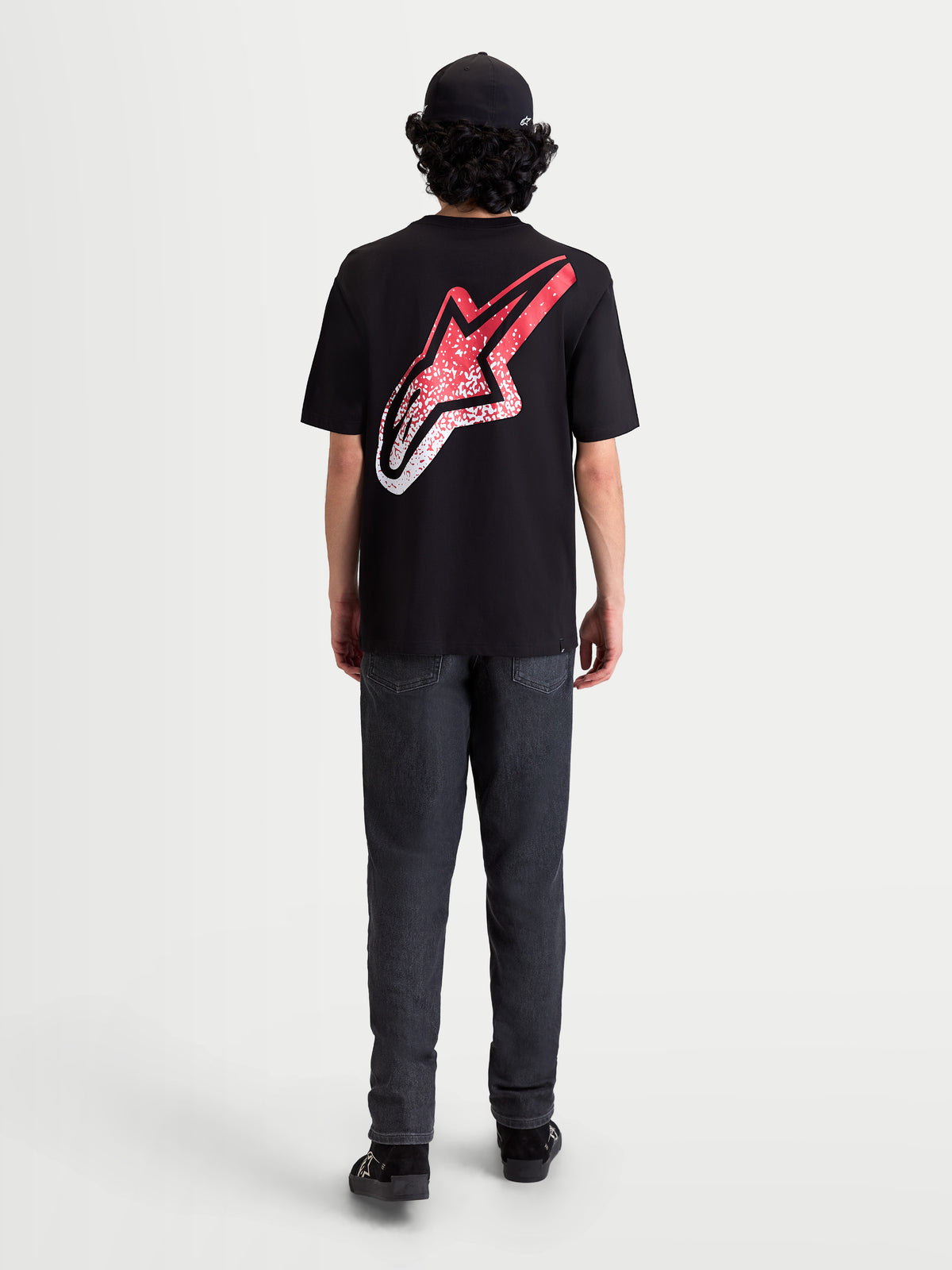 Alpinestars Meteor CSF, camiseta de mangas cortas negra con gran logotipo Astars en la espalda y gráfico degradado rojo y blanco inspirado en el MX, ropa deportiva casual, vista trasera en modelo