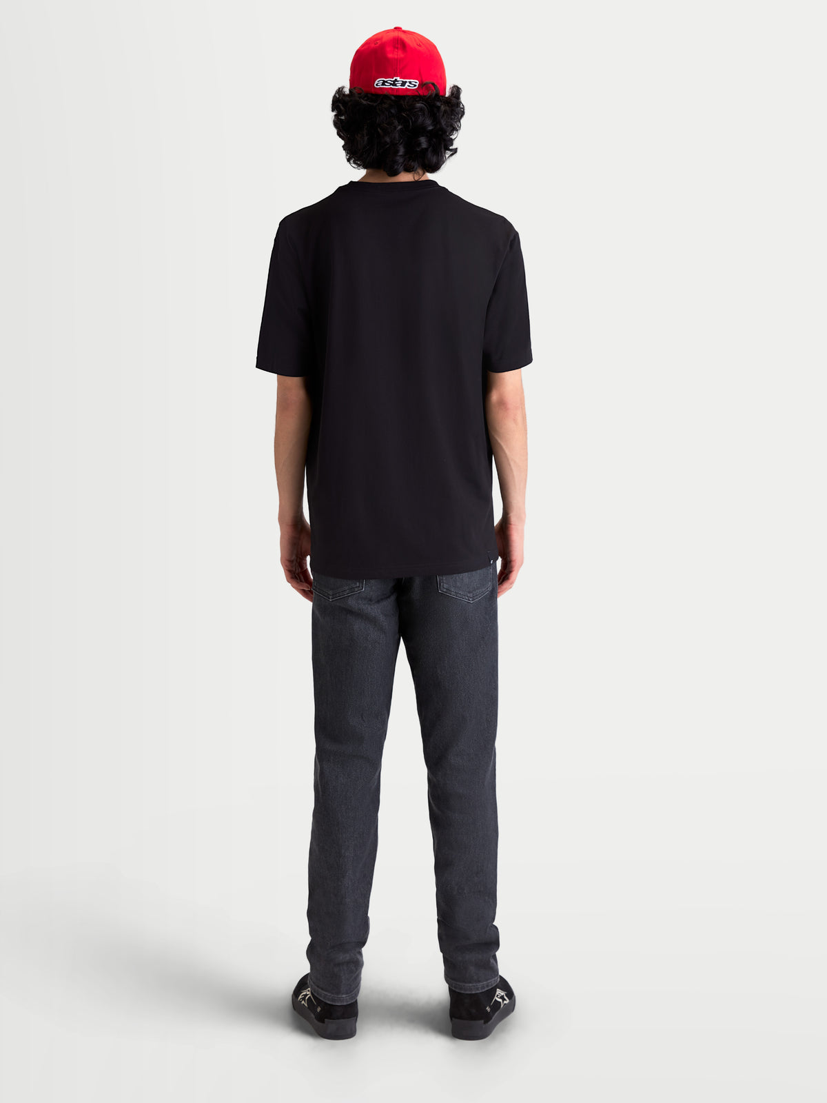 Alpinestars Elliptogrit CSF, camiseta de mangas cortas para hombre, negra, ropa deportiva para uso casual diario, vista trasera en modelo, confeccionada en mezcla de algodón y poliéster de alta calidad