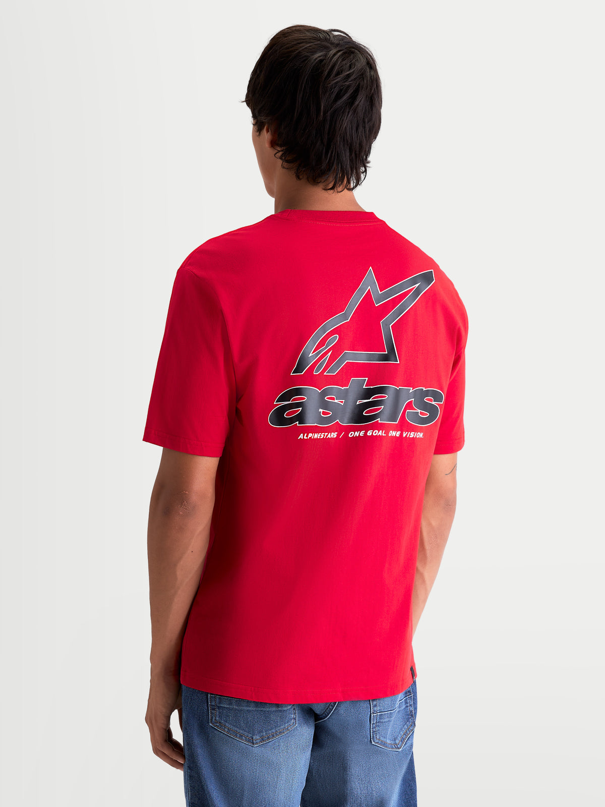 Alpinestars Camiseta Lineout CSF, camiseta de mangas cortas roja, vista trasera en modelo con logotipo Astars grande y eslogan One Goal One Vision en la espalda, ropa deportiva casual de tacto suave