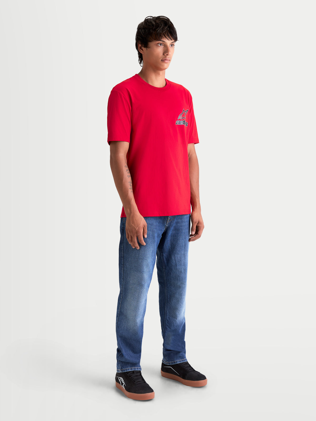 Alpinestars Camiseta Lineout CSF, camiseta de mangas cortas para hombre, roja, con un pequeño gráfico del logotipo Astars en el pecho, vista en modelo para uso casual de estilo sportswear cotidiano